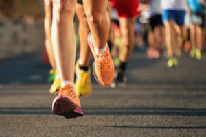 Osteopathie für Sportler: Laufwettbewerb, Unterschenkel und Laufschuhe eines Läufers