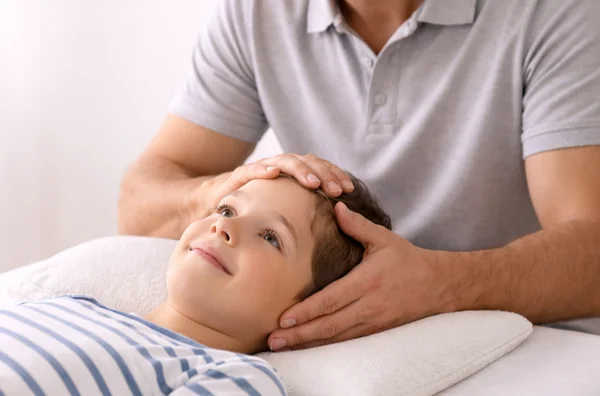 Kinderosteopathie Düsseldorf 1 Osteopathische Behandlung für Kinder: Kind liegt entspannt auf der Liege.