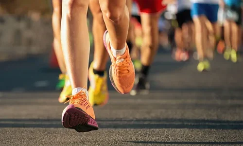 Laufende Sportler bei einem Straßenlauf